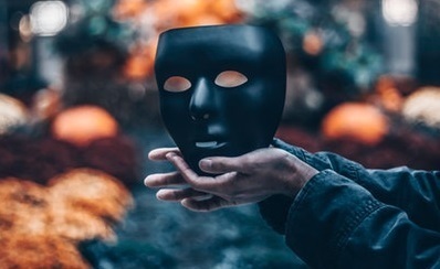 黒い仮面を持つ男