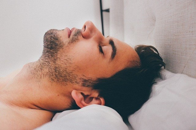 睡眠をとる男性