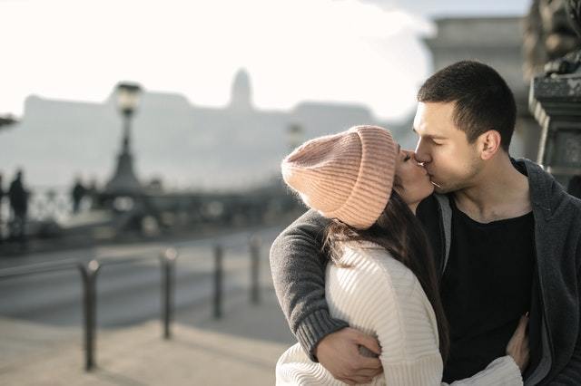 初キスの平均年齢は ファーストキスのエピソードやおすすめの場所 やり方